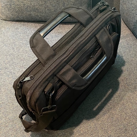 Brenthaven 16” x 13 1/2” Computer Bag Lightweight  Black Like New, Luggage strap - Picture 3 of 14